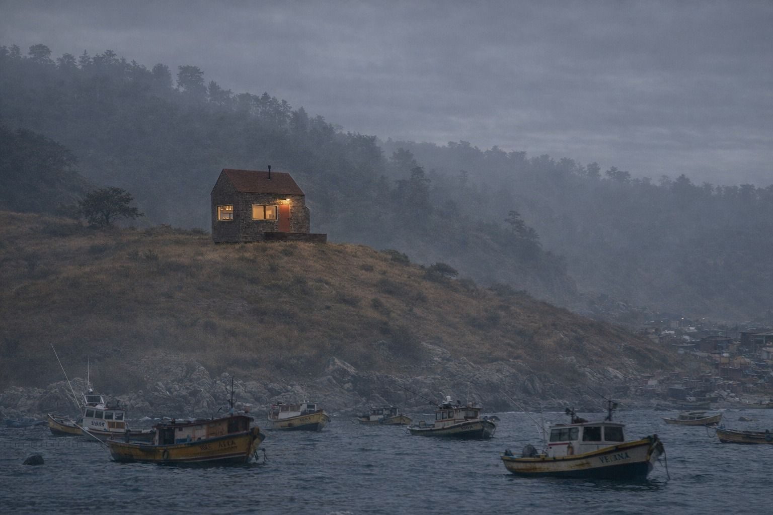 Refugio Chome — vista desde la caleta